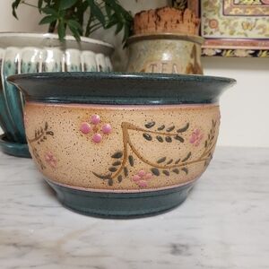 𝅺Studio Pottery Bowl Farmhouse Apothecary Floral Speckled Sand Signed Parsley